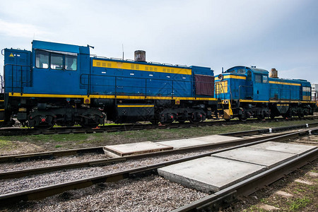 修旧列车维修车间的俄罗斯机车等图片