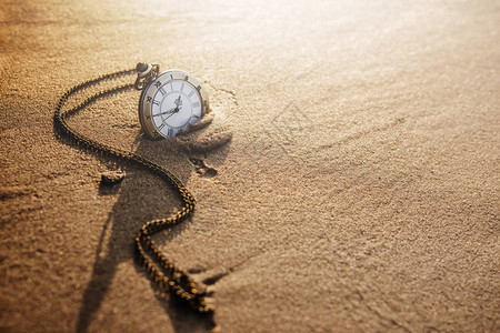 黄金沙滩在日出或夏时金沙滩的旧式袖手表图片