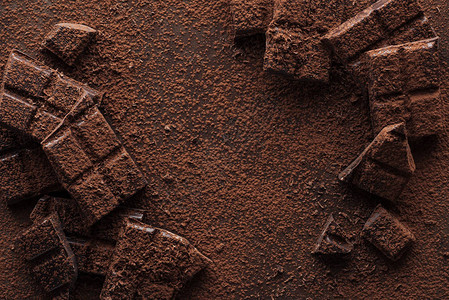 金属背景上巧克力片和巧克力片的顶端图片