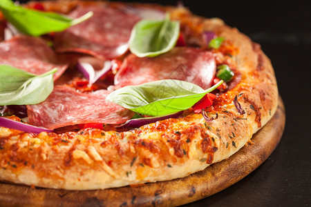 传统罗勒意大利腊肠披萨图片