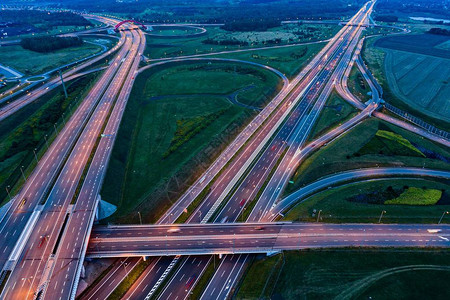 高速公路交界处夜间交通的鸟瞰图波兰西里背景图片