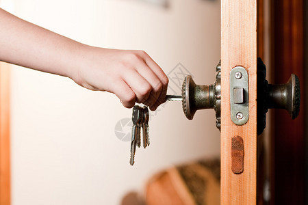 用手中的钥匙锁门或开锁图片