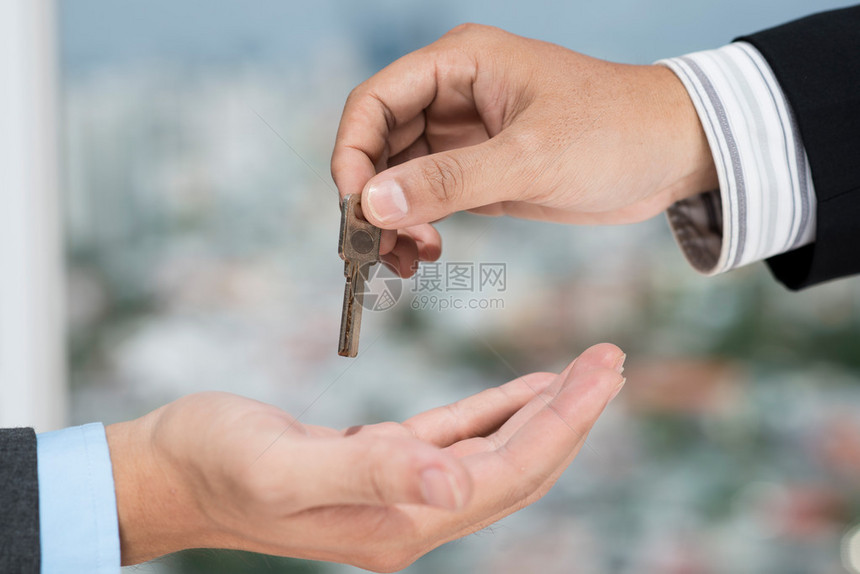 房地产经纪人将钥匙给客户图片