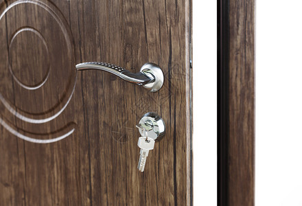 打开门把手带钥匙的门锁孤立的棕色木门特写现代室内设计图片
