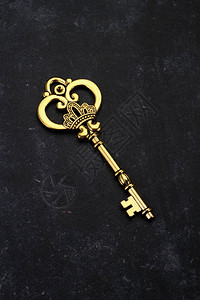 金密钥与王冠在黑背背景图片