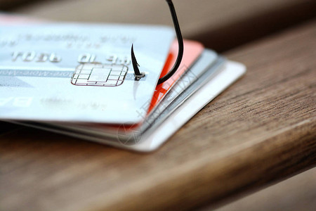 信用卡钓鱼诈骗用信卡在木桌钓图片