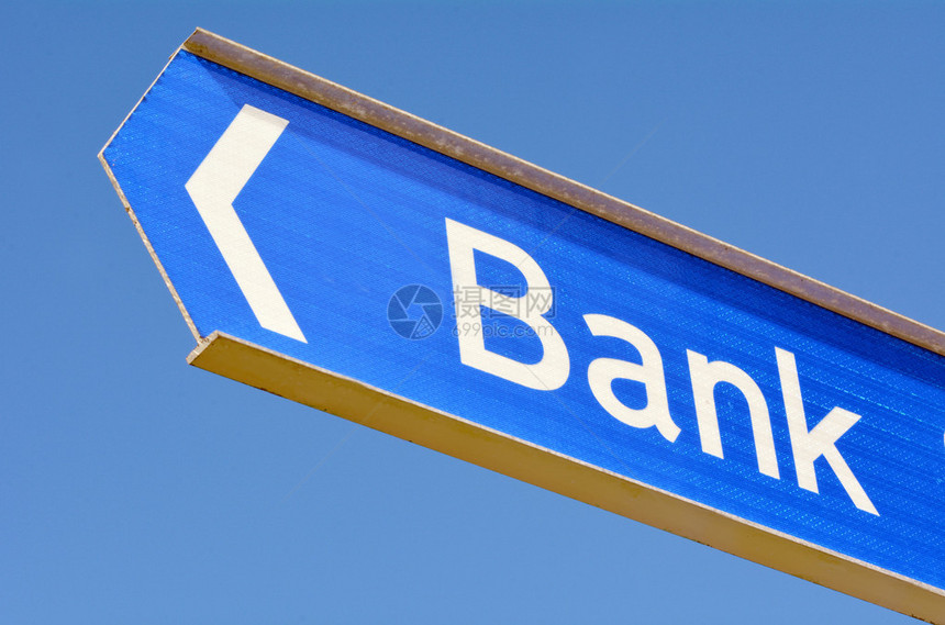 与箭头隔绝在蓝天背景的银行路牌银行银行货币金融经济抵押储蓄投资债务商业和贷图片