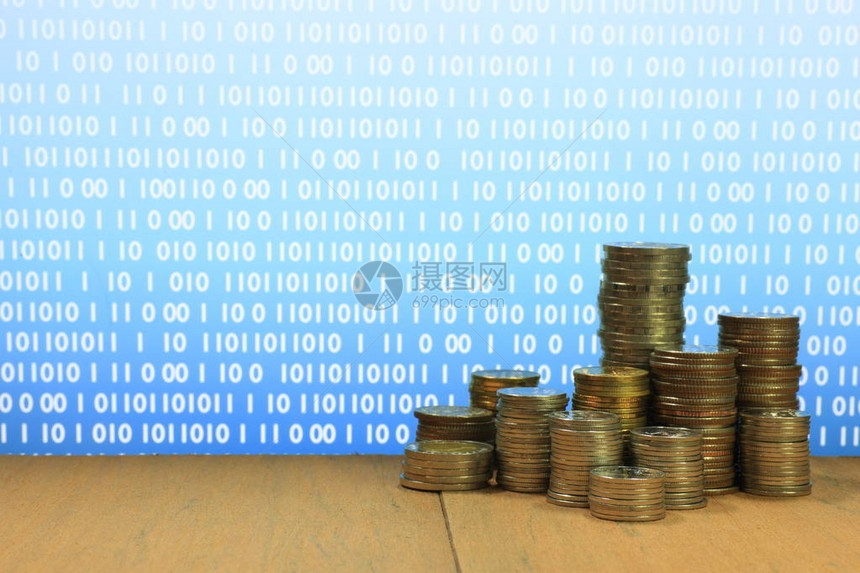 数字经济硬币堆栈金字塔形状与数字经济文本和二进制代码在蓝色计算机显示器屏幕在背景中商业金图片