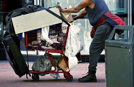 在美国加利福尼亚州旧金山的购物卡上无家可归经济主图片