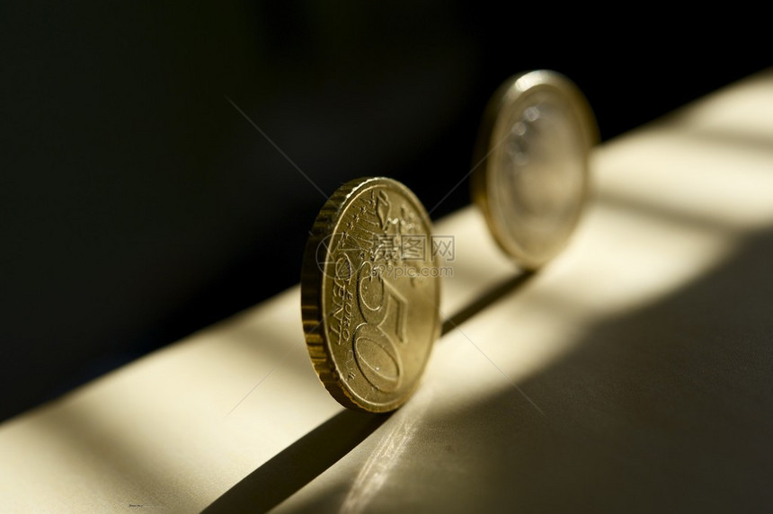 RollingEuroMoney在阳光下滚动欧元硬币欧盟商业主图片