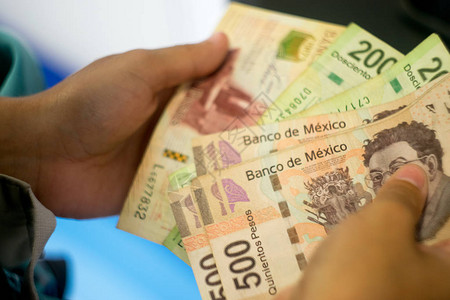 数墨西哥钱的手图片