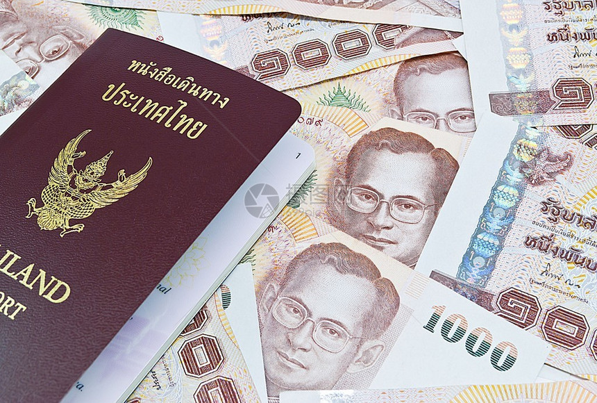 带泰国钱的泰国护照准备在白