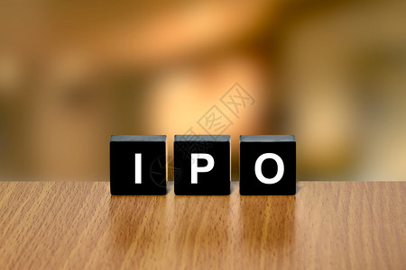 在模糊的黑块上公开提供IPO或图片