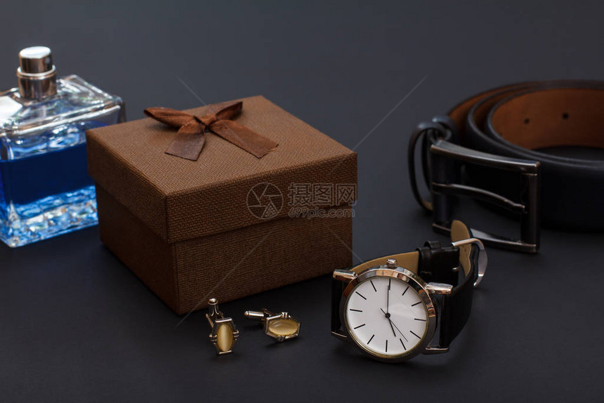 男士科隆香水棕色礼盒袖扣黑色皮带手表和黑色背景金属扣皮图片
