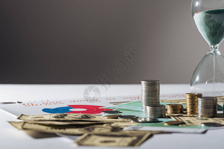 硬币堆叠美元墨镜和欧元钞票图片