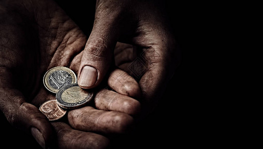 有几枚硬币的乞丐手关闭贫困概念图片