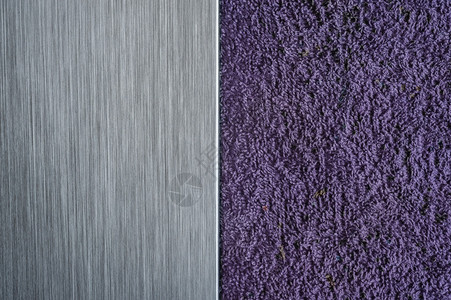 软硬拉丝金属和柔软的紫色织物背景背景