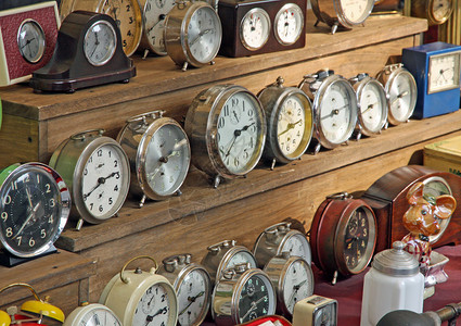 跳蚤市场出售的古董闹钟和手表背景图片
