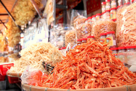 专注于香港大澳一家商店出售的一堆干虾和其他脱水海鲜图片
