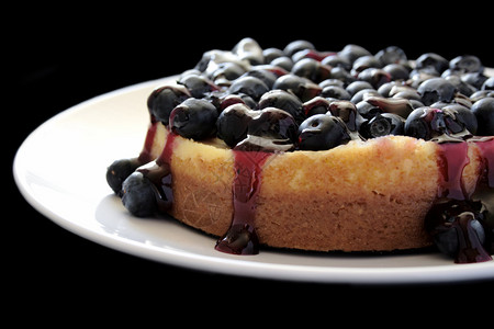 芝士蛋糕配上新鲜蓝莓和釉料背景图片