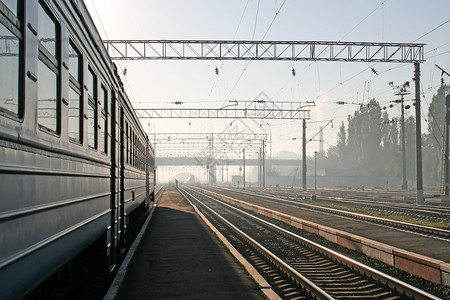 在火车站的火车图片