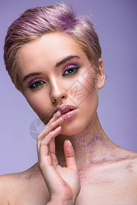 颈部和短发有紫色闪光剂的迷人女与紫色隔图片