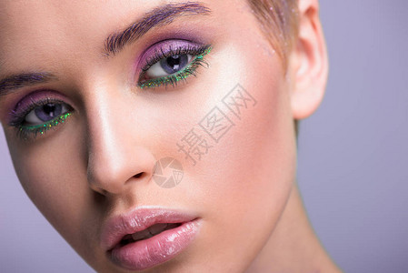 被紫外线隔绝的有紫外色化妆品的迷人女图片