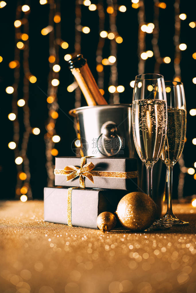 礼物的表面水平香槟杯和花边光底浅色背景的面包杯图片