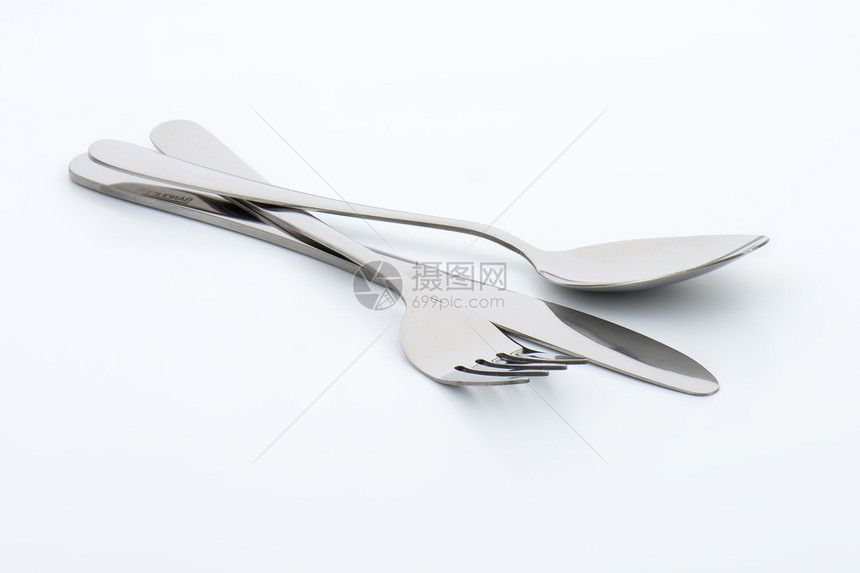 灰白色背景上的刀叉和勺子图片