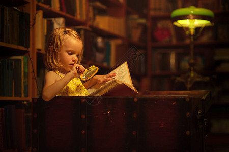 一个小女孩在家庭图书馆看书图片