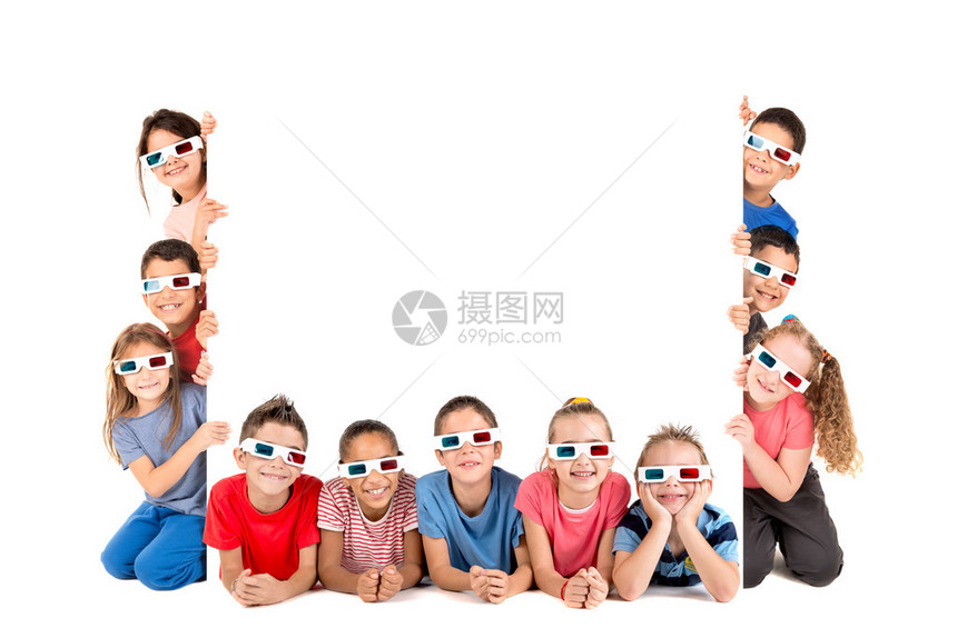 一群带着3d眼镜在白板上的孩子图片