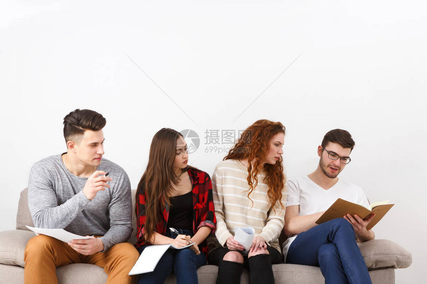 各种年轻学生阅读准备考试坐在客厅沙发上图片