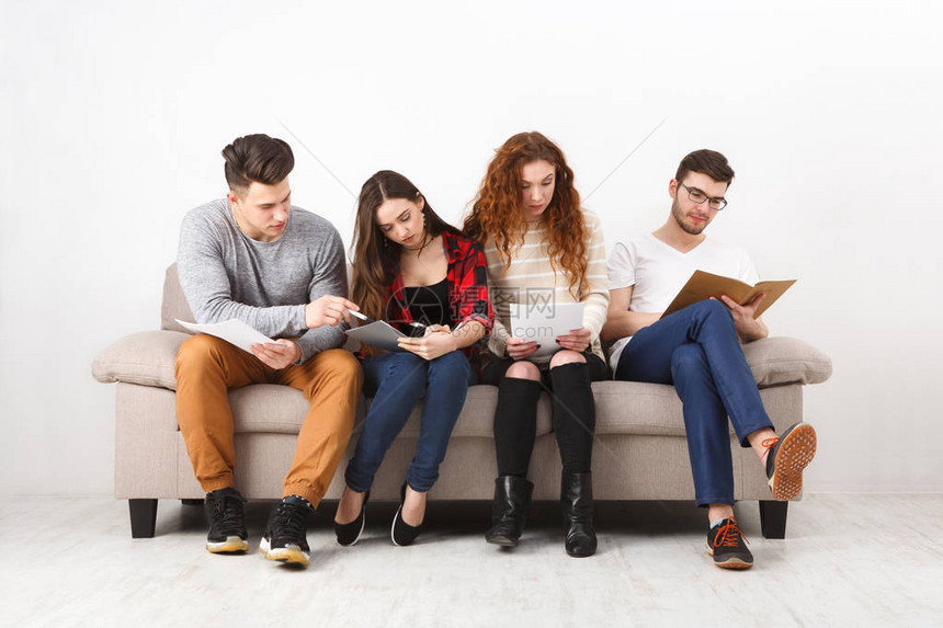 各种年轻学生阅读准备考试坐在沙发上图片