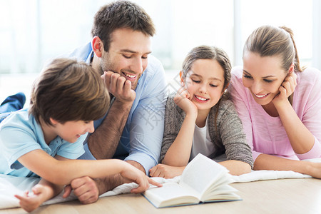 幸福的美丽的家庭阅读图片