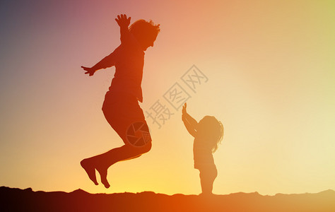 快乐的父亲和小女儿在日图片