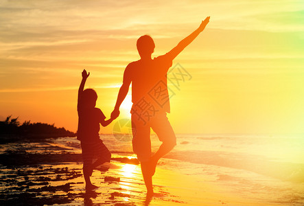 父亲和儿子在日图片