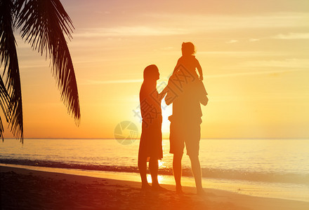 幸福的家庭在一起浪漫情侣和孩子在日图片