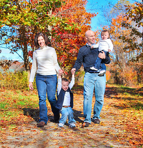 秋天走在路上的幸福一家人图片