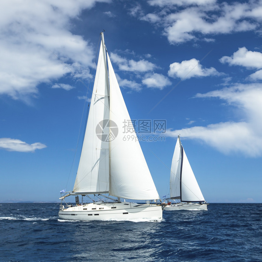 帆船赛的帆船大海中的豪华游艇图片