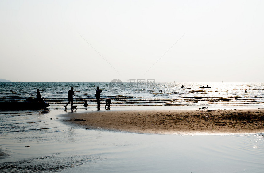 泰国芭堤雅海滩上一家人的剪影图片