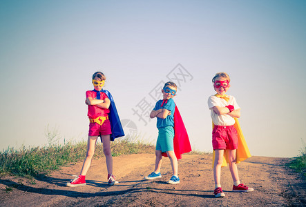 孩子们表现得像超级英雄的古老历史记录在stagr图片