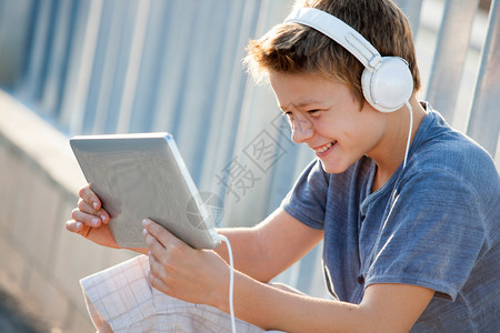 可爱的小男孩听音乐用耳机和图片