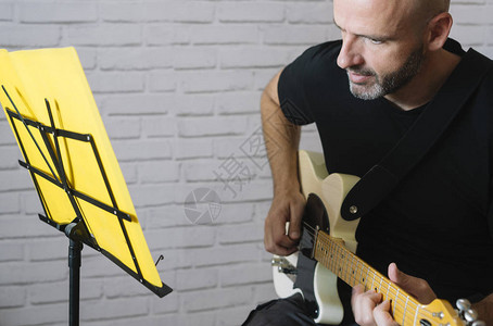在家用电吉他学习音乐的人背景图片