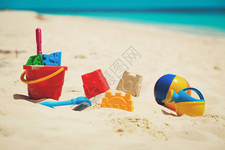 热带沙滩上的儿童玩具度假图片