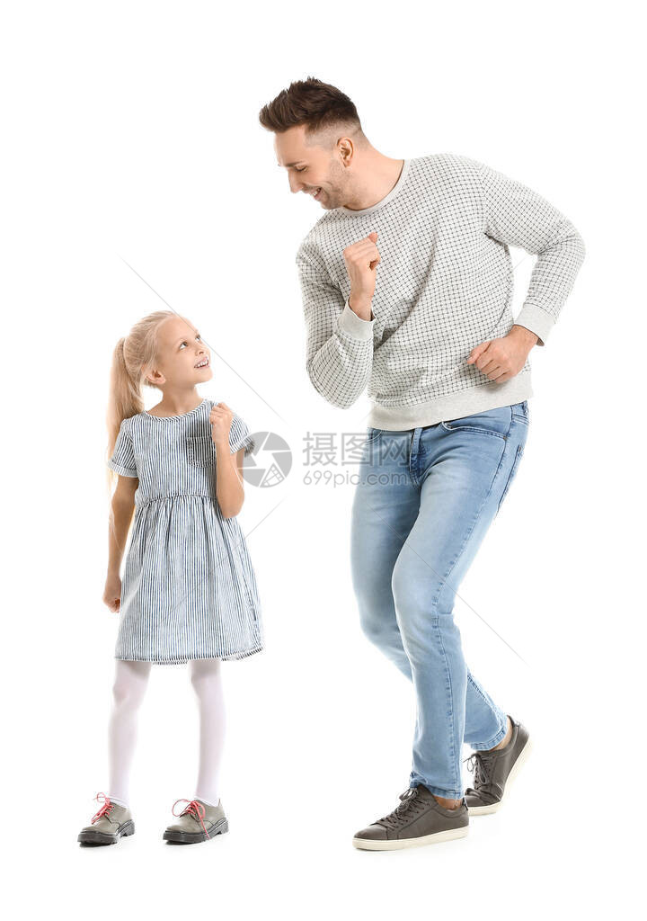 男人和他女儿在白种背景下跳舞与白人图片