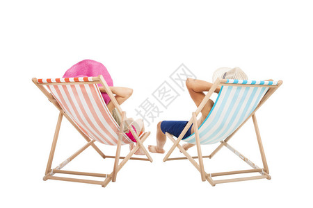 快乐的情侣坐在沙滩椅上图片