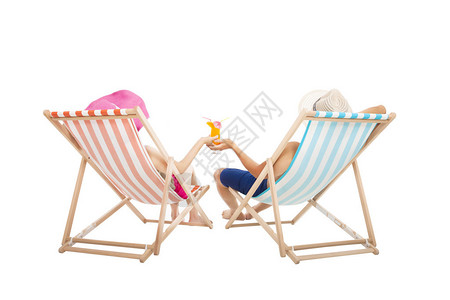 快乐的情侣坐在海滩椅子图片