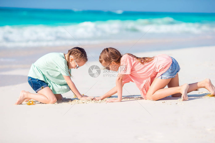 夏天暑假在海滩的可爱小女孩们图片