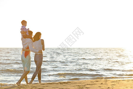 快乐的家庭和婴儿的肖像在暑假休图片