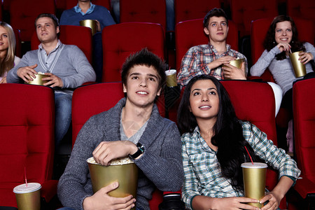 年轻人正在电影院看电影图片
